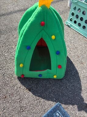 Plush Green Holiday Tree Pet Bed